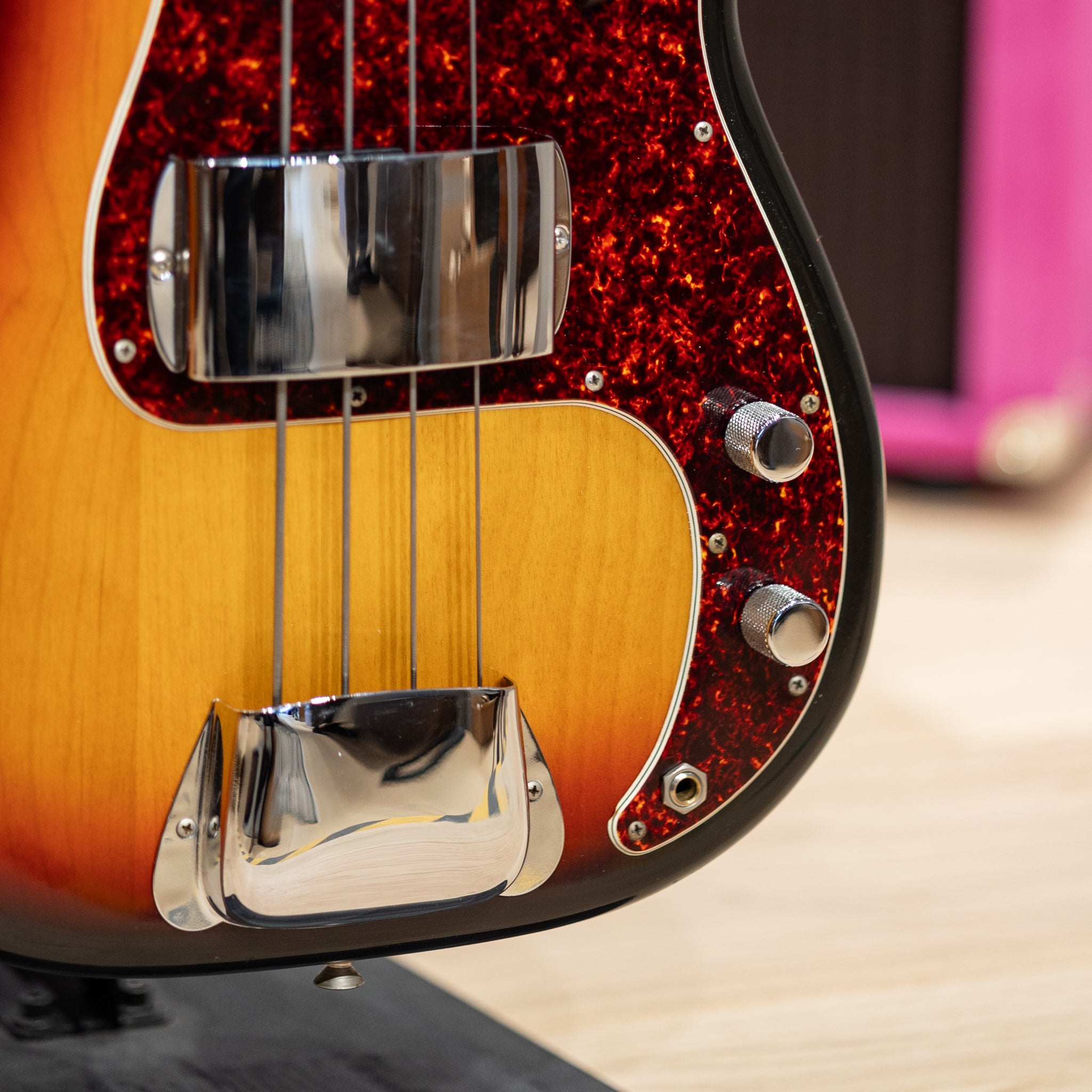 Fender Precision Bass 1973 - Sunburst (Vintage) – Round Hill Music Co